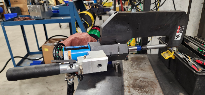 CLINCHADORA PARA SEÑALAMIENTO VIAL